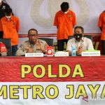 Kabid Humas Polda Metro Jaya Kombes Pol Yusri Yunus (kedua kiri) dan Direktur Reserse Kriminal Umum Polda Metro Jaya Kombes Pol Tubagus Ade Hidayat (kedua kanan) berikan keterangan terkait penangkapan tiga tersangka kasus pembunuhan berencana di Tangerang, dalam jumpa pers di Polda Metro Jaya, Selasa (28/9/2021). ANTARA/Fianda Sjofjan Rassat