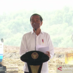 Tangkapan Layar - Presiden Joko Widodo resmi memulai peletakan batu pertama (groundbreaking) pabrik baterai kendaraan listrik pertama di Asia Tenggara, yang berlokasi di Kabupaten Karawang, Jawa Barat, Rabu (15/9). (ANTARA/Youtube Sekretariat Presiden/Indra Arief)