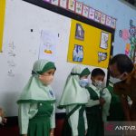 Kepala Dinas Pendidikan Kota Bekasi Inayatullah meninjau pelaksanaan pembelajaran tatap muka terbatas untuk sekolah jenjang PAUD-Taman Kanak-Kanak. (ANTARA/Pradita Kurniawan Syah).