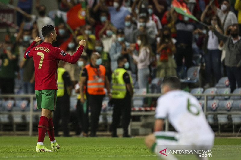 Penyerang Cristiano Ronaldo merayakan keberhasilannya mencetak gol ke gawang Republik Irlandia pada babak kualifikasi Piala Dunia 2022 Qatar zona Eropa Grup A di Stadion Algarve, Almancil, Portugal, 1 September 2021. (ANTARA/AFP/CARLOS COSTA) rekor gol
