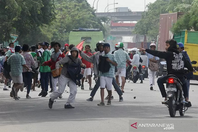 Puluhan pelajar SMP terlibat aksi saling lempar batu dengan pelajar lainnya di Jalan R.E Martadinata, Jakarta Utara, Kamis (21/11). ANTARA FOTO/Dhoni Setiawan/ss/ama.