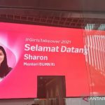 Sambutan kepada Menteri BUMN sehari Sharon Florencia yang terpampang dalam layar besar di Gedung Telkomsel Smart Office, Jakarta pada Kamis (30/9/2021). ANTARA/Aji Cakti