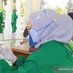 Petugas medis di Cianjur, Jawa Barat tengah menyuntikan vaksin pada warga yang datang saat digelarnya vaksinasi masal tahap II untuk umum, Rabu (8/9/2021). ANTARA/Ahmad Fikri