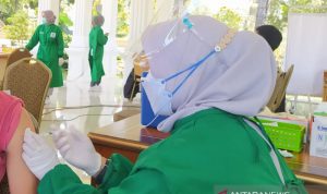 Petugas medis di Cianjur, Jawa Barat tengah menyuntikan vaksin pada warga yang datang saat digelarnya vaksinasi masal tahap II untuk umum, Rabu (8/9/2021). ANTARA/Ahmad Fikri