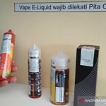 Petugas kantor Bea dan Cukai menunjukkan cairan rokok elektrik (vape liquid) yang merupakan hasil pengolahan tembakau lainnya. ANTARA FOTO/Irfan Anshori/aww.