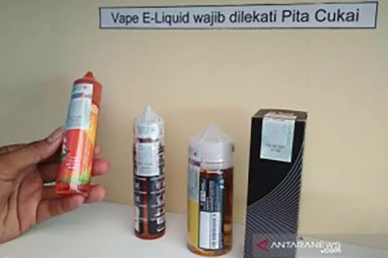 Petugas kantor Bea dan Cukai menunjukkan cairan rokok elektrik (vape liquid) yang merupakan hasil pengolahan tembakau lainnya. ANTARA FOTO/Irfan Anshori/aww.