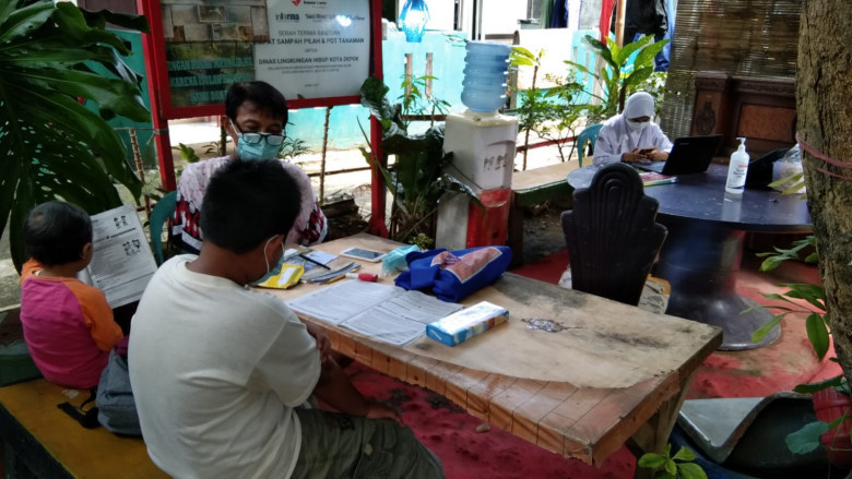 Sejumlah pelajar di RW 07 Kelurahan Ratujaya tampak sedang memanfaatkan fasilitas wi-fi gratis yang disediakan Diskominfo Depok untuk kegiatan PJJ. Ist.