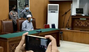 Tersangka kasus penistaan agama Yahya Waloni (duduk kiri) mendengar penetapan hakim terkait pencabutan permohonan praperadilannya di Pengadilan Negeri Jakarta Selatan, Jakarta, Senin (27/9/2021). (ANTARA/Genta Tenri Mawangi)