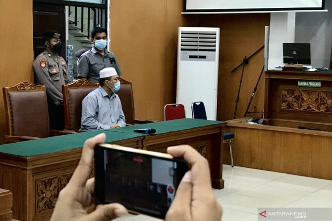 Tersangka kasus penistaan agama Yahya Waloni (duduk kiri) mendengar penetapan hakim terkait pencabutan permohonan praperadilannya di Pengadilan Negeri Jakarta Selatan, Jakarta, Senin (27/9/2021). (ANTARA/Genta Tenri Mawangi)