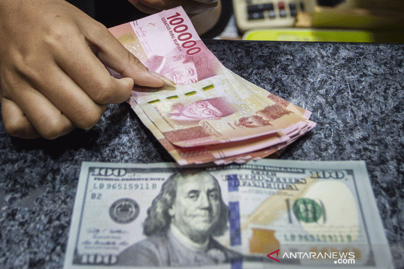 Karyawan menghitung uang di salah satu gerai penukaran uang asing di Jakarta, Jumat (6/11/2020). ANTARA FOTO/Dhemas Reviyanto/wsj.