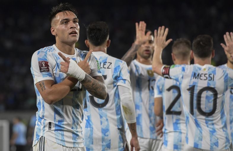 SELEBRASI: Lautaro Martinez (kiri) melakukan selebrasi usai cetak gol ketiga Argentina dalam pertandingan lawan Uruguay di Kualifikasi Piala Dunia 2022 zona CONMEBOL di El Monumental, Buenos Aires pada 11 Oktober 2021. ANTARA/AFP/JUAN MABROMATA