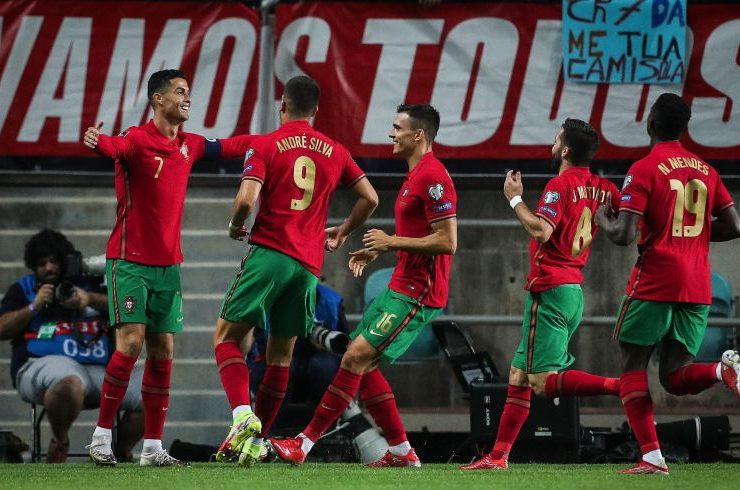 Kapten Portugal Cristiano Ronaldo (kiri) merayakan golnya dalam laga Kualifikasi Piala Dunia 2022 Grup A zona Eropa pada 13 Oktober 2021. ANTARA/AFP/CARLOS COSTA