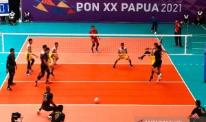Suasana pertandingan voli putra Jawa Barat melawan Sulut di babak penyisihan Grup A Pekan Olahraga Nasional (PON) XX Papua di GOR Koya Yoso, Jayapura, Minggu (3/10/2021). (ANTARA/Fiqih Arfani)