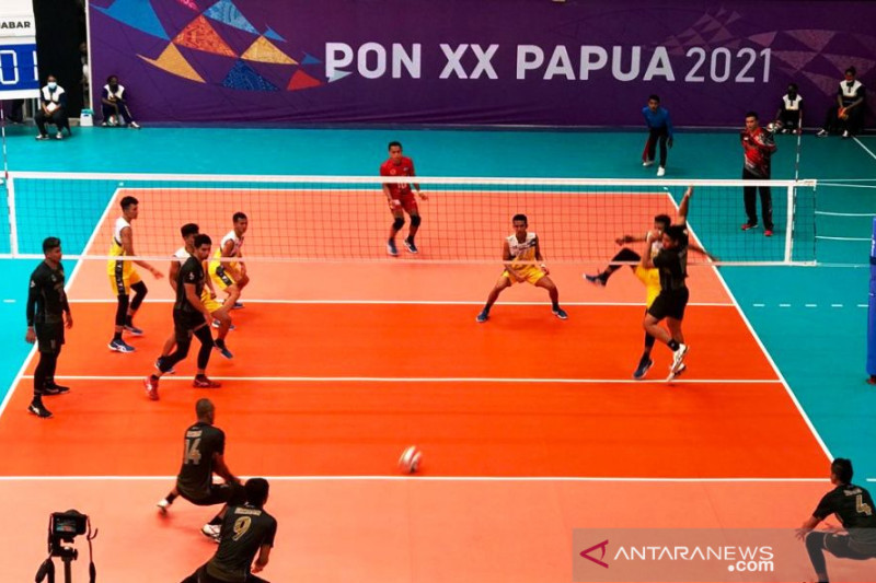 Suasana pertandingan voli putra Jawa Barat melawan Sulut di babak penyisihan Grup A Pekan Olahraga Nasional (PON) XX Papua di GOR Koya Yoso, Jayapura, Minggu (3/10/2021). (ANTARA/Fiqih Arfani)