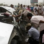 Petugas keamanan dan warga melihat sebuah mobil yang rusak akibat ledakan bom di selatan Yaman, kota pelabuhan Aden. Serangan bom tersebut mengakibatkan sejumlah orang tewas dan beberapa orang cedera, menurut keterangan polisi dan media lokal. (ANTARA/REUTERS/Stringer)