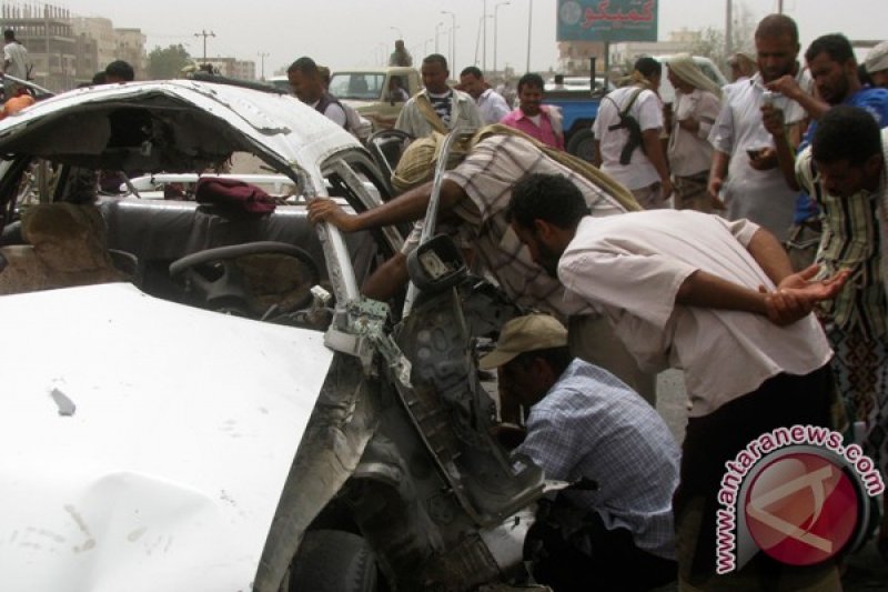 Petugas keamanan dan warga melihat sebuah mobil yang rusak akibat ledakan bom di selatan Yaman, kota pelabuhan Aden. Serangan bom tersebut mengakibatkan sejumlah orang tewas dan beberapa orang cedera, menurut keterangan polisi dan media lokal. (ANTARA/REUTERS/Stringer)