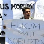 Dokumentasi Perhimpunan Mahasiswa Katolik Republik Indonesia (PMKRI) Makassar, berdemonstrasi di Makassar, Sulawesi Selatan, Sabtu (9/11). Mereka juga menuntur hukum mati para koruptor. ANTARA FOTO/Yusran Uccang hukuman mati koruptor
