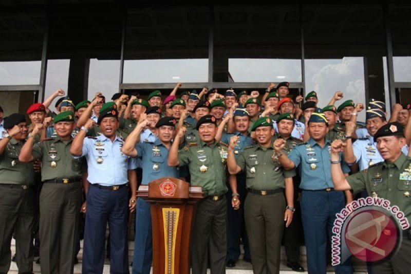 Ilustrasi perwira tinggi TNI dan matra-matra TNI, di selasar Markas Besar TNI, Cilangkap, Jakarta Timur. Foto diabadikan saat TNI dipimpin Jenderal TNI Moeldoko. (ANTARA FOTO/Reno Esnir)