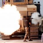 Seorang tentara dari unit pasukan khusus Irak menembakkan RPG ke posisi pasukan ISIS di Bartella, beberapa kilometer dari Mosul. (ANTARA/Reuters)