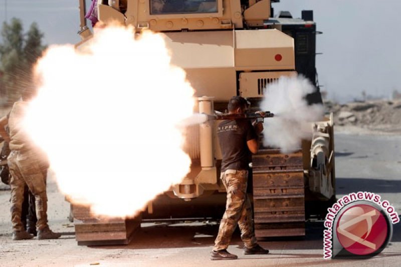 Seorang tentara dari unit pasukan khusus Irak menembakkan RPG ke posisi pasukan ISIS di Bartella, beberapa kilometer dari Mosul. (ANTARA/Reuters)