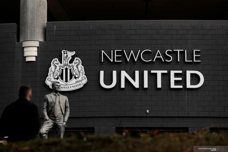 Patung Bobby Robson di stadion St James Park milik Newcastle United. ANTARA/Reuters/LEE SMITH.