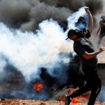 Warga Palestina mengembalikan tabung gas air mata yang ditembakkan pasukan Israel dalam aksi protes menentang permukiman Israel di Beit Dajan, Tepi Barat yang diduduki Israel, Jumat (22/10/2021). (ANTARA/Reuters)