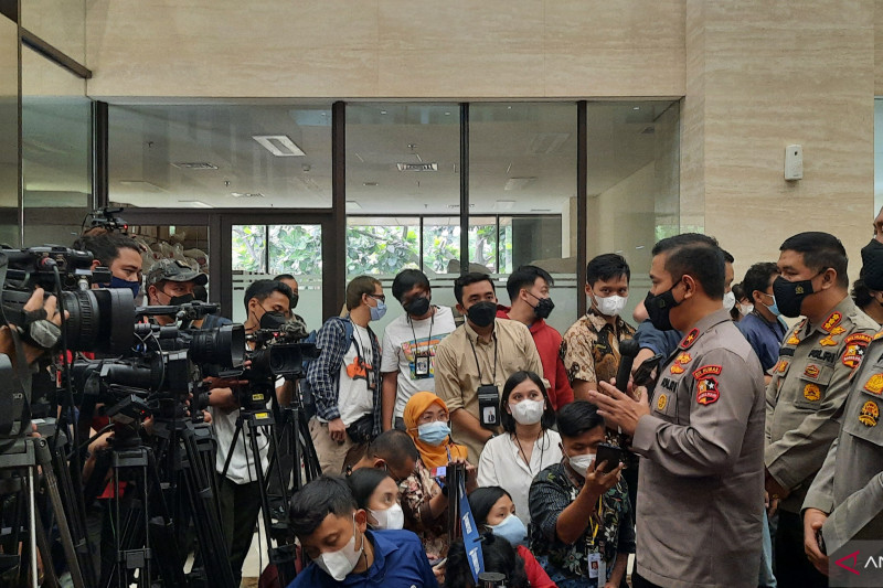 Karopenmas Divisi Humas Polri Brigjen Pol Rusdi Hartono memberikan keterangan pers kepada awak media di Gedung Bareskrim Polri, Jakarta Selatan, Jumat (1/10/2021). (ANTARA/Laily Rahmawaty)