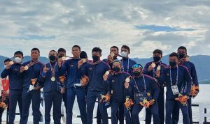 Tim dayung putra Jawa Barat merayakan raihan medali emas pada nomor perahu naga 200 meter dalam pertandingan yang berlangsung di Teluk Youtefa, Kota Jayapura, Senin (11/10/2021). (ANTARA/Asep Firmansyah)