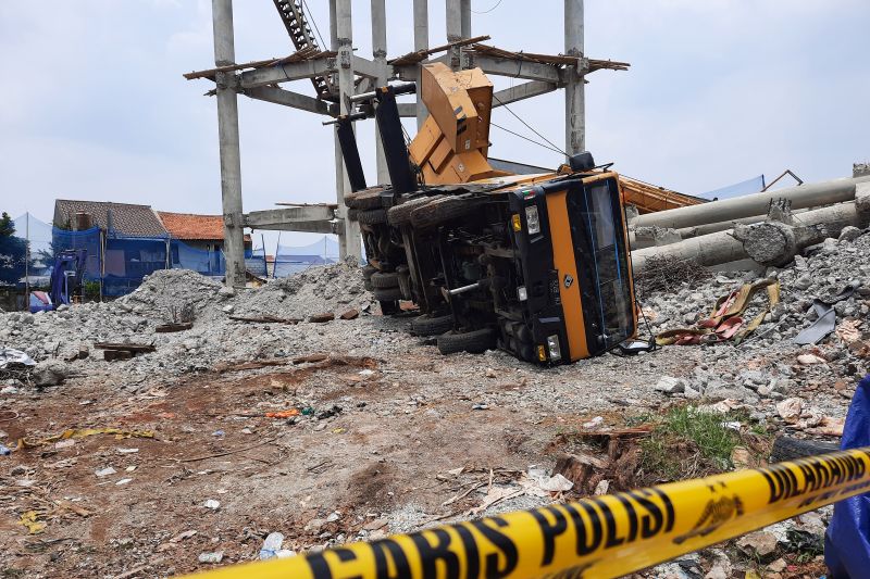 'Crane' yang terjungkal saat berupaya merobohkan menara air milik PDAM Tirta Asasta. ANTARA/Feru Lantara