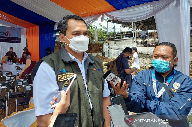 Direktur Supply Chain dan Pelayanan Publik Perum Bulog Mokhamad Suyamto memberikan keterangan pada wartawan usai menghadiri acara Bulog Peduli Gizi di Desa Kertajaya Kecamatan Simpenan Kabupaten Sukabumi Jawa Barat, Jumat (29/10/2021). (ANTARA/Aditya Ramadhan)