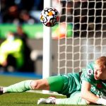 Kiper Arsenal Aaron Ramsdale saat beraksi mengamankan gawang timnya dalam laga lanjutan Liga Inggris melawan Leicester City di Stadion King Power, Leicester, Inggris, Sabtu (30/10/2021). (ANTARA/REUTERS/ACTION IMAGES/Peter Cziborra)