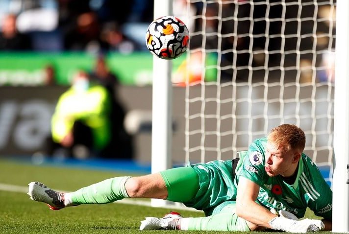 Kiper Arsenal Aaron Ramsdale saat beraksi mengamankan gawang timnya dalam laga lanjutan Liga Inggris melawan Leicester City di Stadion King Power, Leicester, Inggris, Sabtu (30/10/2021). (ANTARA/REUTERS/ACTION IMAGES/Peter Cziborra)