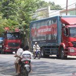 Dokumentasi. Sejumlah kendaraan bermesin diesel antre di pinggir jalan untuk mendapatkan solar di SPBU Kelurahan Pesantren, Kota Kediri, Jawa Timur, Jumat (15/10/2021). ANTARA FOTO/Prasetia Fauzani/foc.