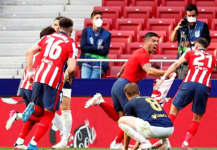 Pemain Atletico Madrid Luis Suarez melakukan selebrasi dengan rekan setimnya usai mencetak gol kedua ke gawang Osasuna pada laga La Liga Santander di Wanda Metropolitano, Madrid, Spanyol, Minggu (16/5/2021). ANTARA/REUTERS/Juan Medina/FOC/djo