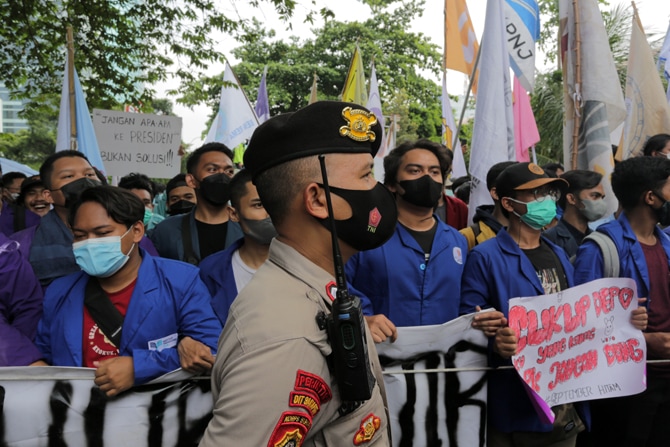 polisi banting mahasiswa demo kejang