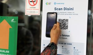 Pengunjung melakukan scan aplikasi PeduliLindungi di Pasar Mayestik, Jakarta, Sabtu (02/10). (Dery Ridwansah/JawaPos.com)