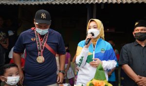 Atalia Ridwan Kamil memberikan sambutan ketika mengunjungi kediaman atlet peraih medali emas di Kota Bekasi