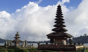 Imbas Omicron, sektor pariwisata diperkirakan baru normal seperti situasi sebelum Covid-19 pada awal 2024. (Ilustrasi pariwisata Bali, Foto: Saifan Zaking/JawaPos.com)