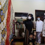 Wali Kota Pekalongan Afzan Arslan Djunaid sedang mengamati motif sarung batik Pakem Kaumanan. (ANTARA/Kutnadi)