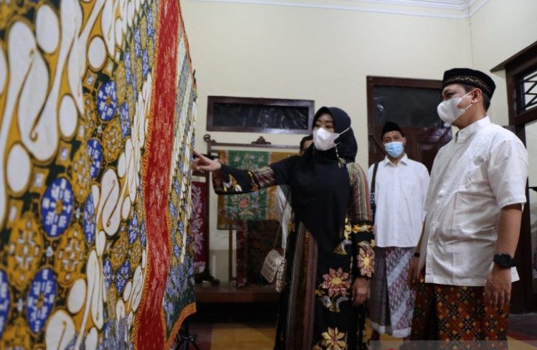 Wali Kota Pekalongan Afzan Arslan Djunaid sedang mengamati motif sarung batik Pakem Kaumanan. (ANTARA/Kutnadi)