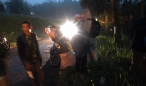 Beberapa warga menolong pengendara motor yang terjatuh masuk ke dalam jurang