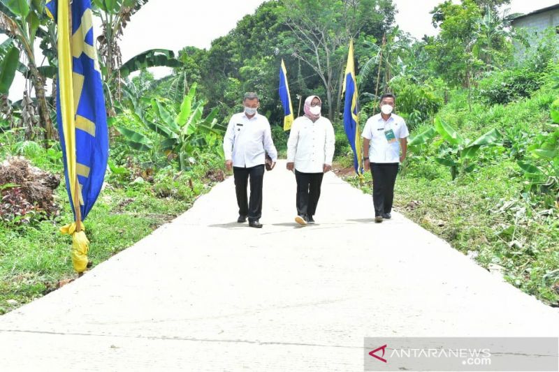 Bupati Bogor, Ade Yasin saat meninjau jalan hasil Program Samisade di Citeureup, Kabupaten Bogor, Jawa Barat, Rabu (6/10/2021). (ANTARA/HO-Pemkab Bogor)