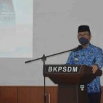 Bupati Cirebon Imron saat memberikan sambutan pada sosialisasi Peraturan Presiden no 87 tahun 2016 tentang Satgas Saber Pungli di Aula BKPSDM, Kabupaten Cirebon, Jawa Barat, Jumat (1/10/2021). (ANTARA/HO Diskominfo)