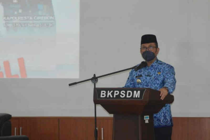 Bupati Cirebon Imron saat memberikan sambutan pada sosialisasi Peraturan Presiden no 87 tahun 2016 tentang Satgas Saber Pungli di Aula BKPSDM, Kabupaten Cirebon, Jawa Barat, Jumat (1/10/2021). (ANTARA/HO Diskominfo)