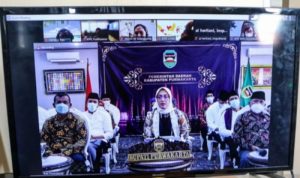 Bupati Purwakarta Anne Ratna Mustika saat memimpin jajaran Pemkab Purwakarta mengikuti rakor bersama Tim Korsupgah KPK secara virtual di Purwakarta
