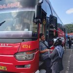Bus Damri melayanni keberangkatan antar kota jurusan Bandung-Indramyu di termibal Cicaheum (Foto: Dok. Jabarekspres)