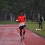 Pelari Gorontalo Izrak Udzulu, saat berlatih menghadapi PON Papua pada cabang olahraga atletik nomor 200 meter putra. (ANTARA/Debby Mano)