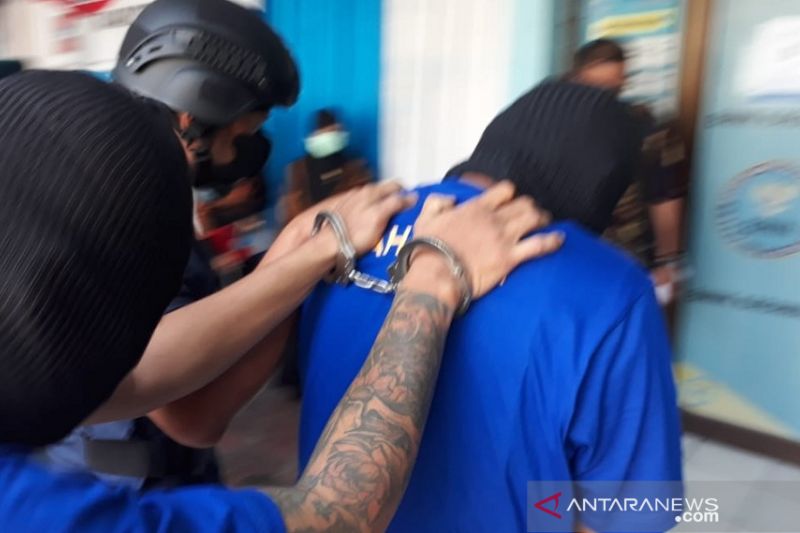 BNN Karawang tangkap dua orang DPO pengedar narkoba sindikat jaringan nasional (ANTARA/Ali Khumaini)