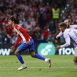 Joao Felix, pemain Atletico Madrid, dibayangi dua pemain Barcelona. (@atletienglish/Twitter)