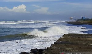 Badan Meteorologi Klimatologi dan Geofisika (BMKG) Bandung memperkirakan bahwa akan terjadi gelombang tinggi hingga akhir tahun nanti.
